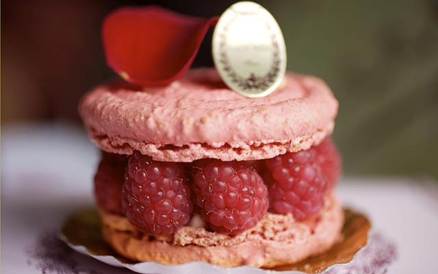 Бар Лядюре Париж, знаменитый десерт Испахан: неповторимое сочетание розовой эссенции, малинового желе и личи
