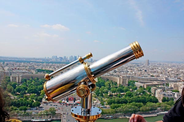 Подзорная труба на смотровой площадке Эйфелевой башни