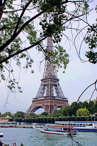Эйфелева башня - бессменный символ Парижа