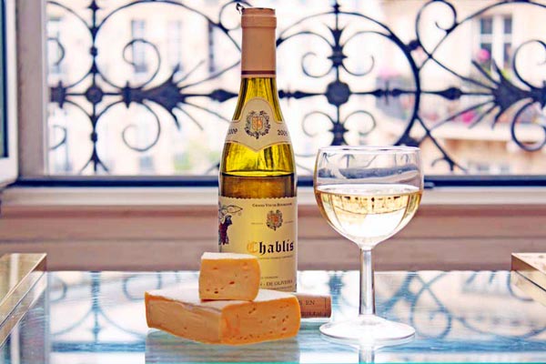 Сыр и вино, самое французское сочетание. Эти два продукта удивительно дополняют друг друга, заставляя заиграть вкусовые ощущения новыми красками.