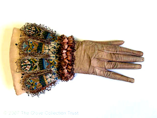 В средние века знать носила перчатки, украшенные драгоценными камнями и золотом.