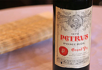Легендарное вино шато Петрюс,спрос на которе значительно превышает предложение, урожая 1979 год