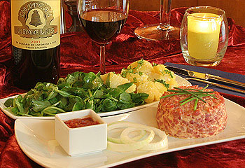 Тартар из говядины с отварным картофелем и салатом. Рекмоендуемое сочетание: шато Мулис из региона Медок